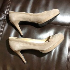 NWOT Nine West tan suede heels. 7 1/2m